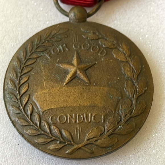 VTG WWII US Army medal lapel award For Good Condact red ribbon - Picture 4 of 7
